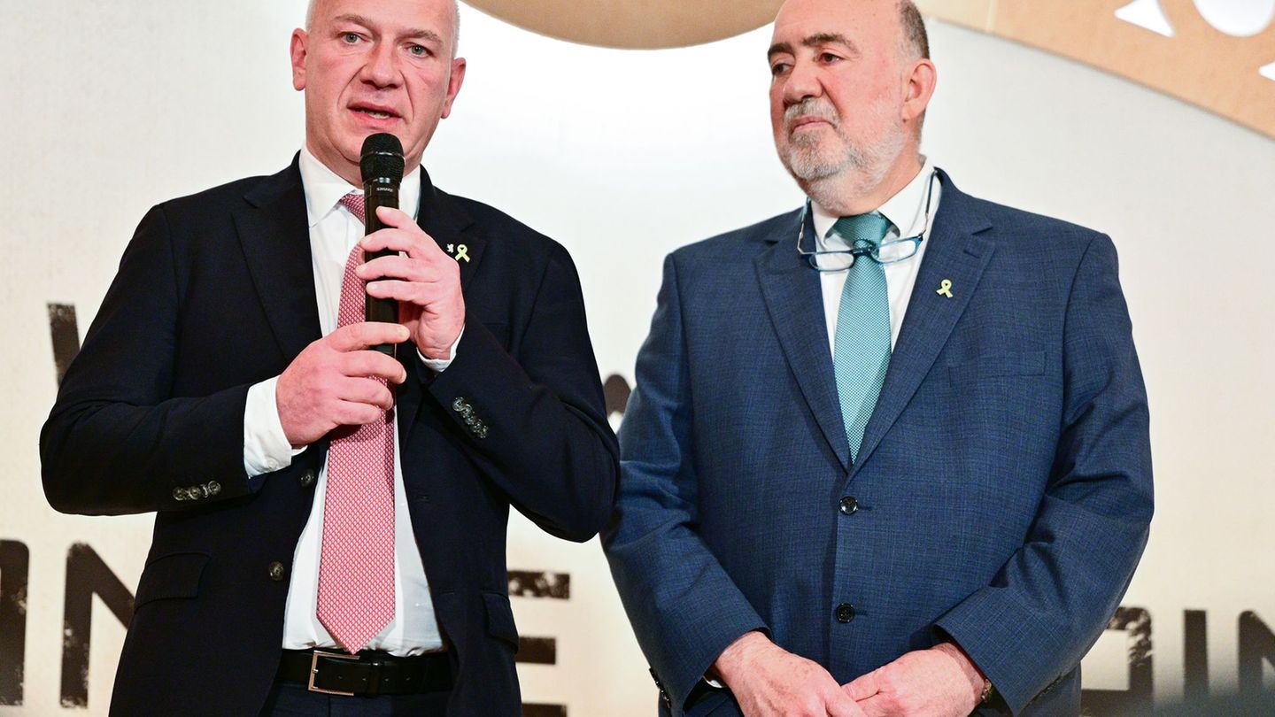 Berlins Regierender Bürgermeister Kai Wegner (CDU), hier mit Israels Botschafter Ron Prosor, will Transparenz bei der Vergabe vo