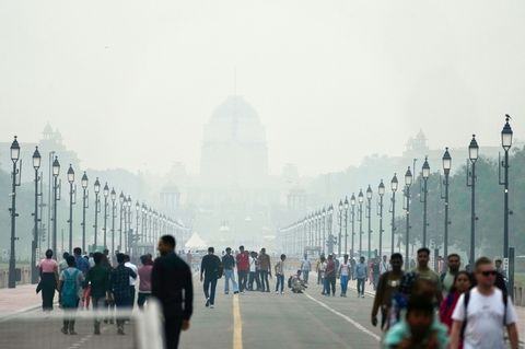 Menschen auf einer in Smog gehüllten Straße in Neu Delhi. (Archivbild) Foto: Manish Swarup/AP/dpa