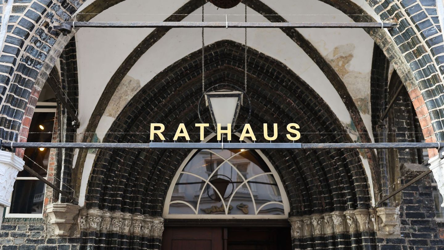 Unter dem Foyer des Lübecker Rathauses müssen von Rost befallene Stahlträger ausgetauscht werden. (Archivbild) Foto: Christian C