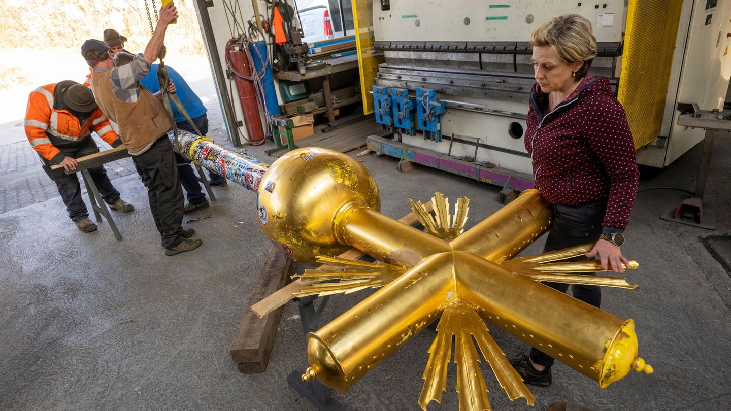 Eschenlohe, Deutschland. Das Gipfelkreuz der Zugspitze wird zum Kunstschmiede-Betrieb Franz Würzinger transportiert, um dort von Andrea Würzinger (r.) restauriert zu werden. Zum Winter-Saisonstart auf Deutschlands höchstem Berg am 28. November soll das Kreuz wieder an seinem Platz auf dem Gipfel sein
