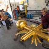 Eschenlohe, Deutschland. Das Gipfelkreuz der Zugspitze wird zum Kunstschmiede-Betrieb Franz Würzinger transportiert, um dort von Andrea Würzinger (r.) restauriert zu werden. Zum Winter-Saisonstart auf Deutschlands höchstem Berg am 28. November soll das Kreuz wieder an seinem Platz auf dem Gipfel sein