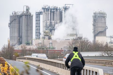 In einem Chemie- und Raffineriepakt NRW fordern das Land, Verbände und die Gewerkschaft IGBCE Maßnahmen zum Erhalt der Wettbewer