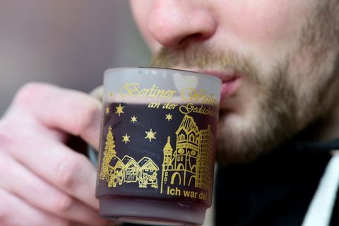 Tasse mit Glühwein auf einem Berliner Weihnachtsmarkt