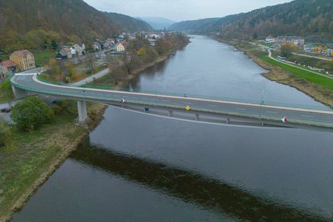 Die Elbbrücke in Bad Schandau kann wieder von Bussen und Lastwagen befahren werden. (Archivbild) Foto: Daniel Wagner/dpa