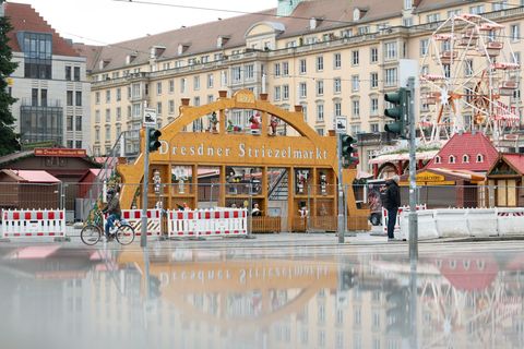 Glühwein auf dem Dresdner Striezelmarkt kostet laut einem Händler so viel wie im vergangenen Jahr. Foto: Sebastian Kahnert/dpa