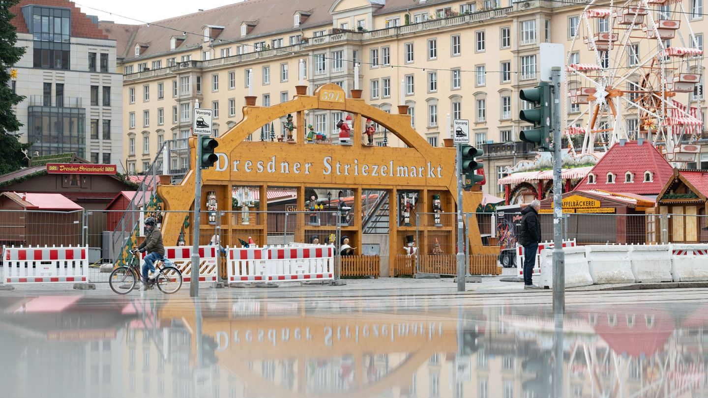 Glühwein auf dem Dresdner Striezelmarkt kostet laut einem Händler so viel wie im vergangenen Jahr. Foto: Sebastian Kahnert/dpa