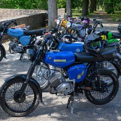 Knatternder Kult: Simson-Mopeds stehen in einer Reihe. Foto: Patrick Pleul/dpa