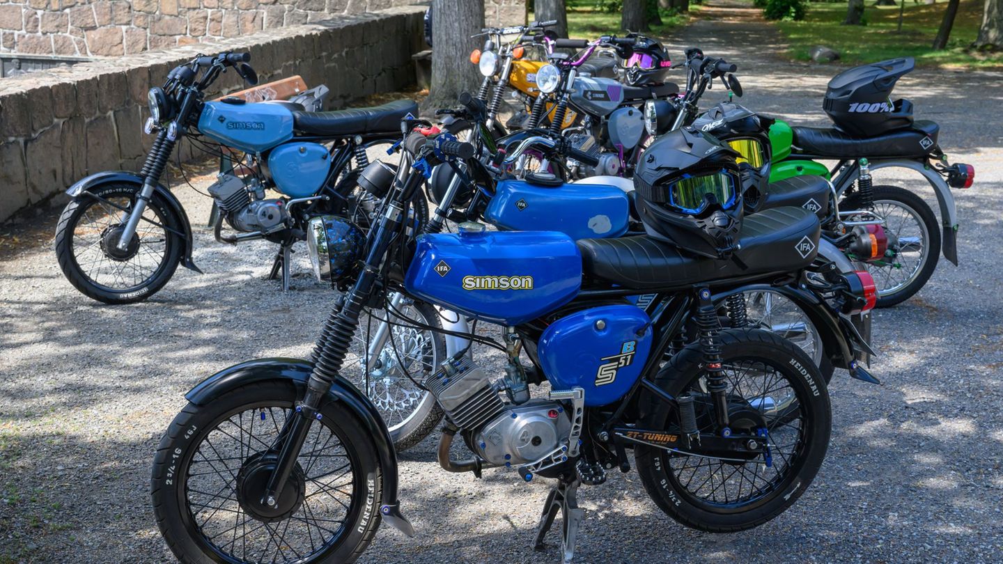 Knatternder Kult: Simson-Mopeds stehen in einer Reihe. Foto: Patrick Pleul/dpa