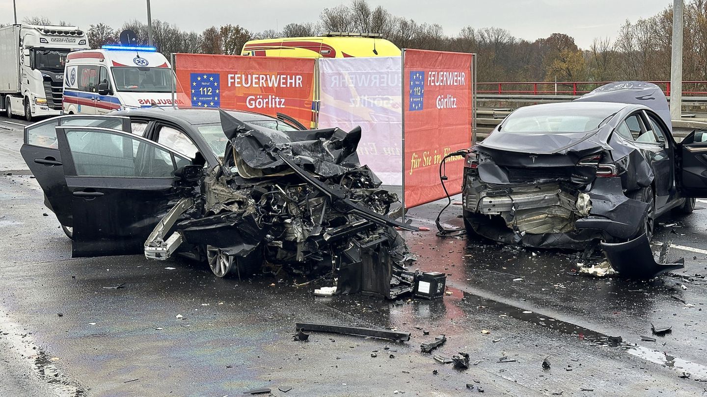 Einer der Autofahrer erlag an der Unfallstelle seinen Verletzungen. Foto: Danilo Dittrich/dpa