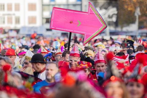 Der Start in die Karnevalssession verlief laut Kölner Ordnungsamt recht entspannt. Foto: Rolf Vennenbernd/dpa