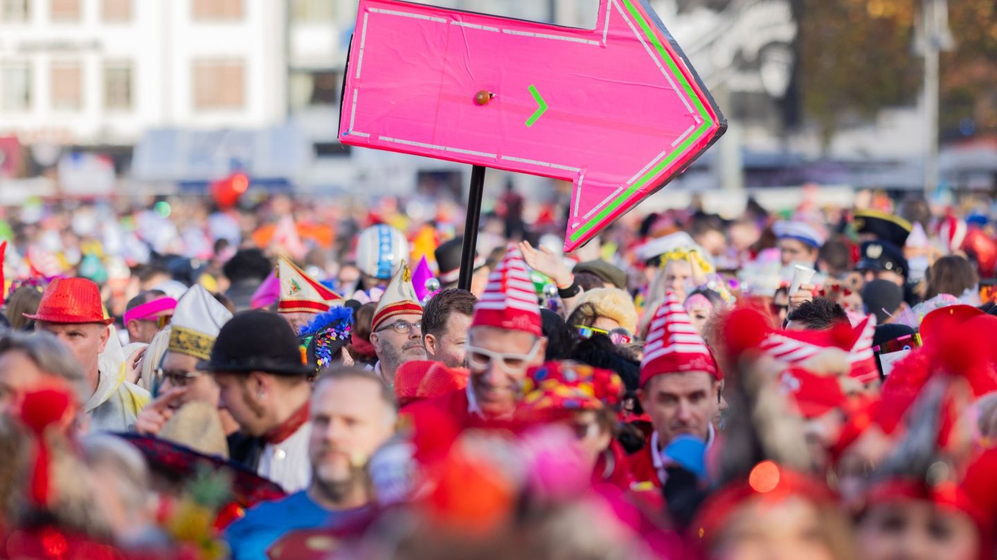 Der Start in die Karnevalssession verlief laut Kölner Ordnungsamt recht entspannt. Foto: Rolf Vennenbernd/dpa
