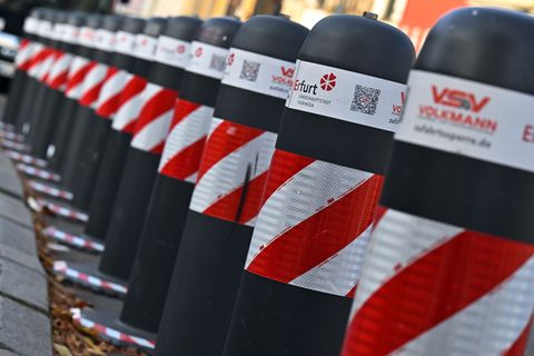 Thüringens größte Städte - wie hier in Erfurt - verschärfen in diesem Jahr ihre Sicherheitsvorkehrungen für Weihnachtsmärkte. Fo