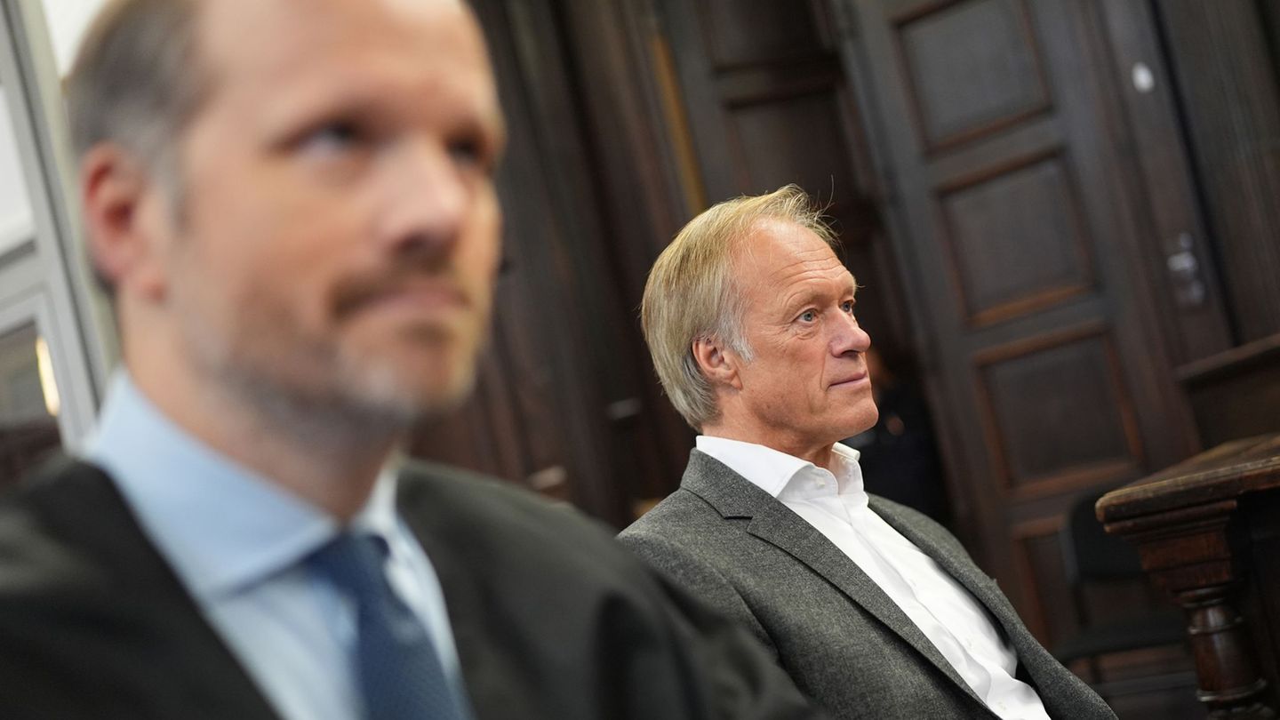 Die Verteidigung des Angeklagten Gerhard Delling beantragte die Aussetzung des Verfahrens. Foto: Marcus Brandt/Pool dpa/dpa