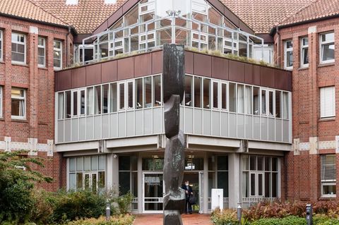 Verwaltungsgericht legt Verfahren zu Beamtenbesoldung dem Bundesverfassungsgericht vor. (Symbolbild) Foto: Markus Scholz/dpa