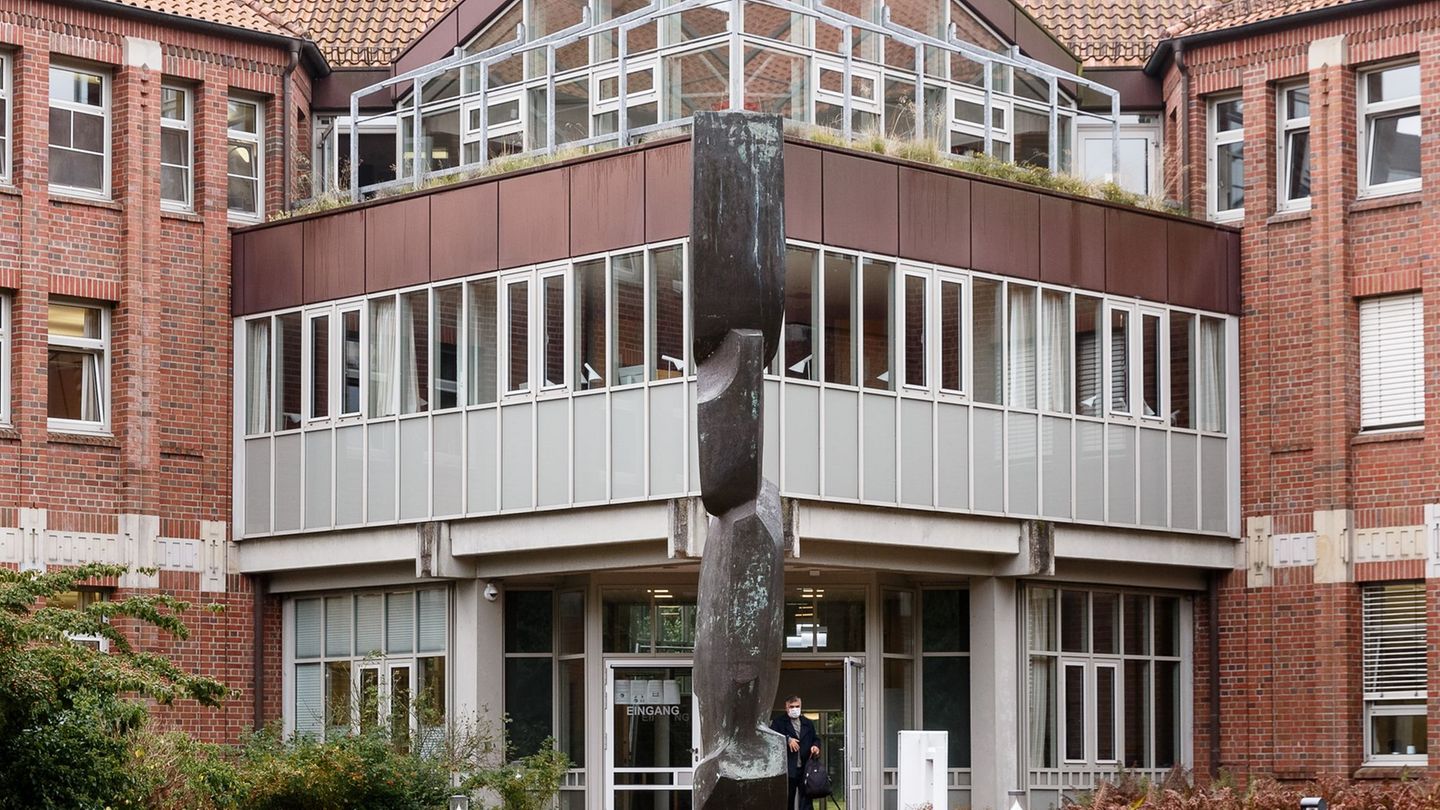 Verwaltungsgericht legt Verfahren zu Beamtenbesoldung dem Bundesverfassungsgericht vor. (Symbolbild) Foto: Markus Scholz/dpa