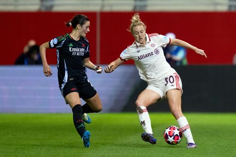 Bayern-Spielerin Carolin Simon (rechts) in der vorigen Saison gegen Arsenals Emily Fox. Foto: Sven Hoppe/dpa