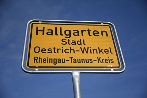 Die ersten von mehreren neuen Ortsschildern wurden in Oestrich-Winkel aufgestellt. Foto: Michael Brandt/dpa