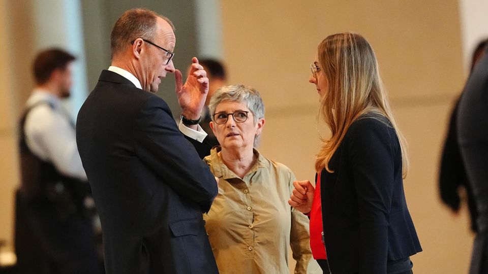 Friedrich Merz mit den beiden grünen Fraktionschefinnen Britta Haßelmann und Katharina Dröge im Bundestag