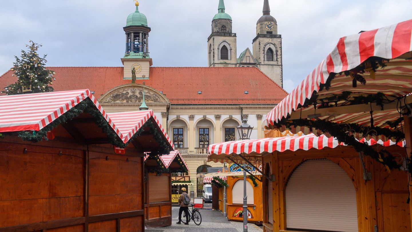 Die aufgebauten, aber noch ungeöffneten Buden auf dem Weihnachtsmarkt in Magdeburg