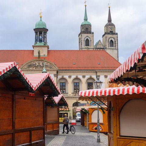 Die aufgebauten, aber noch ungeöffneten Buden auf dem Weihnachtsmarkt in Magdeburg