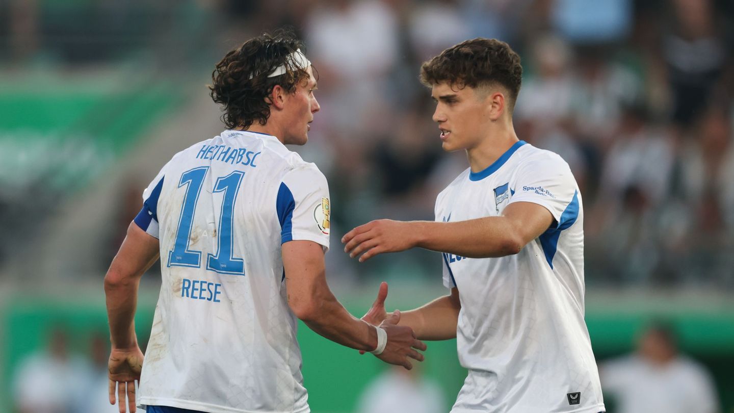 Hertha BSC hat Janne Berner (r) mit einem Profivertrag bis 2028 ausgestattet. Foto: Friso Gentsch/dpa