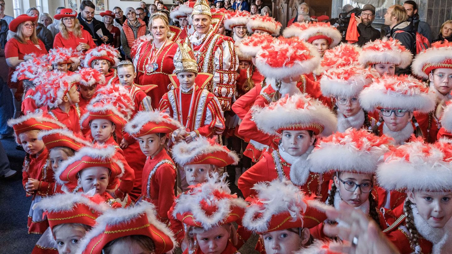 Das Prinzenpaar und ihre Jecken zogen ins Rathaus. Foto: Markus Scholz/dpa