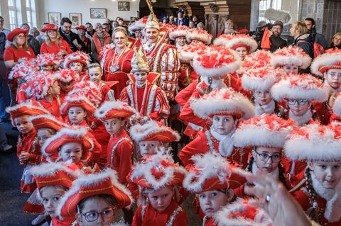 Das Prinzenpaar und ihre Jecken zogen ins Rathaus. Foto: Markus Scholz/dpa