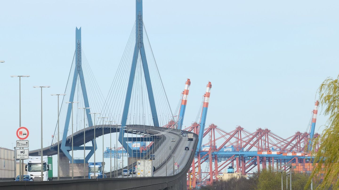 Weil unterhalb der A7 an der Straße gearbeitet wird, ist die Köhlbrandbrücke wieder für ein Wochenende gesperrt. (Archivbild) Fo