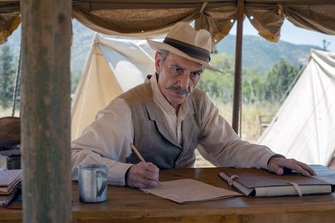 Der Archäologe Panagiotis Stamatakis (Yorgos Symeonidis) dokumentierte die Skelettfunde der "Heiligen Schar von Theben" an der Ausgrabungsstätte in Cheronia. Er starb an der Malaria und wurde – wie seine Funde – kurz nach seinem Tod vergessen.