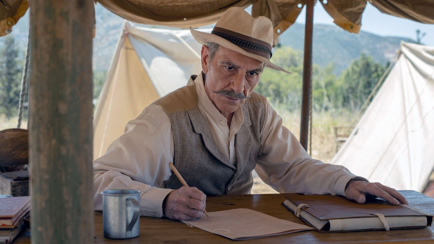 Der Archäologe Panagiotis Stamatakis (Yorgos Symeonidis) dokumentierte die Skelettfunde der "Heiligen Schar von Theben" an der Ausgrabungsstätte in Cheronia. Er starb an der Malaria und wurde – wie seine Funde – kurz nach seinem Tod vergessen.