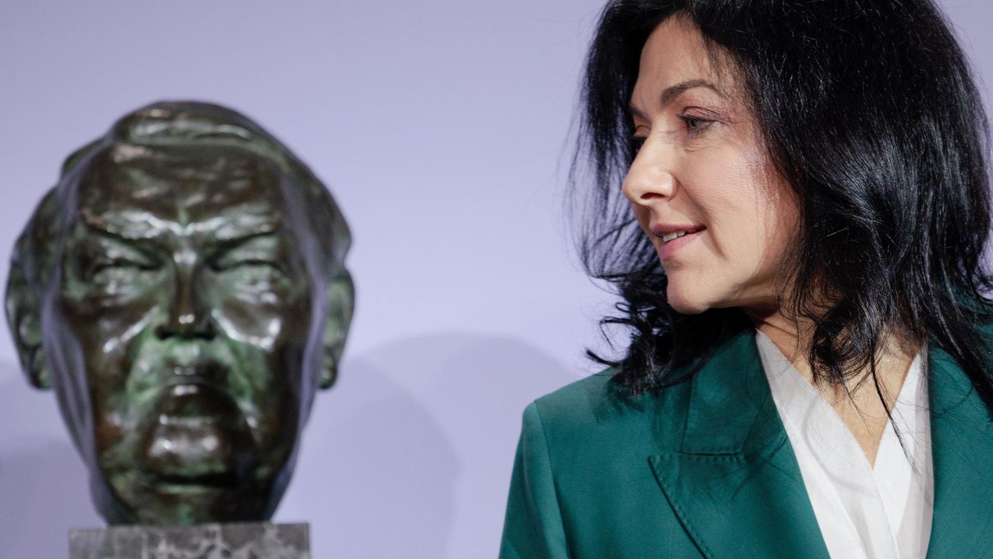 Katherina Reiche neben der Büste von Ludwig Erhard