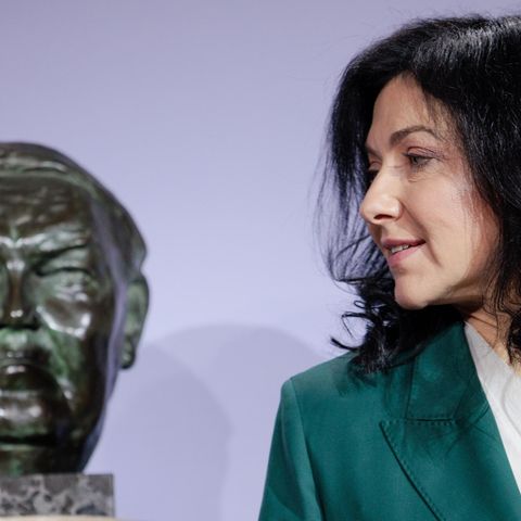 Katherina Reiche neben der Büste von Ludwig Erhard