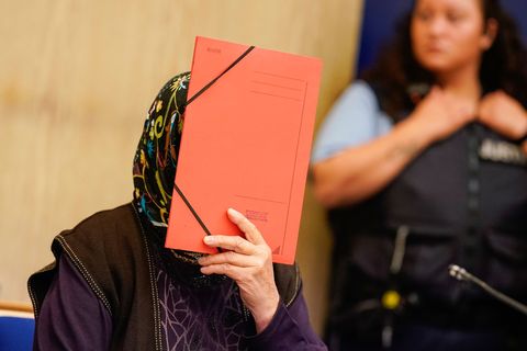 Die Seniorin verdeckt ihr Gesicht bei der damaligen Verhandlung vor Gericht. (Archivbild) Foto: Uwe Anspach/dpa