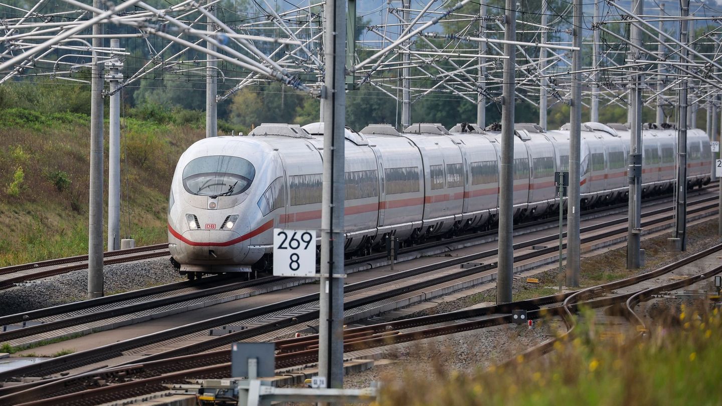 Die Deutsche Bahn will einen morgendlichen ICE-Halt in Aschaffenburg streichen. (Symbolbild) Foto: Jan Woitas/dpa