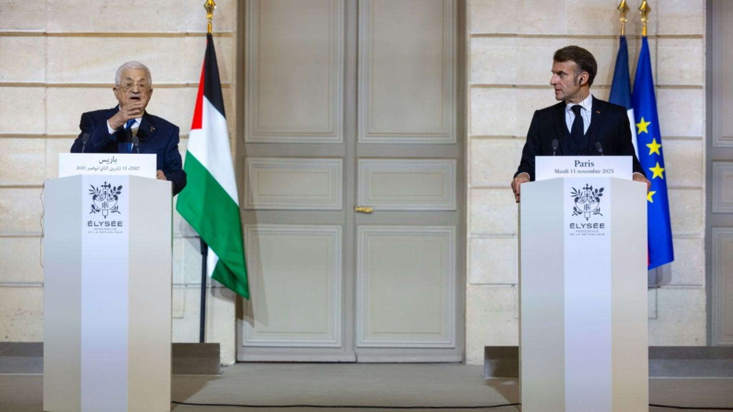 Macron (r.) und Abbas im Elysée