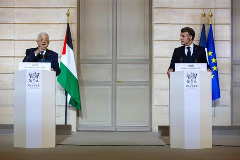 Macron (r.) und Abbas im Elysée