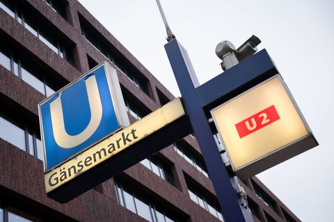 Auf dem U-Bahnhof Gänsemarkt kam es am Abend zu einem tödlichen Unfall (Archivbild). Foto: Christian Charisius/dpa