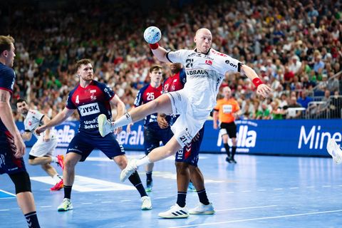 Arnar Freyr Arnarsson war gegen Budapest bester Werfer für Melsungen. Foto: Marius Becker/dpa