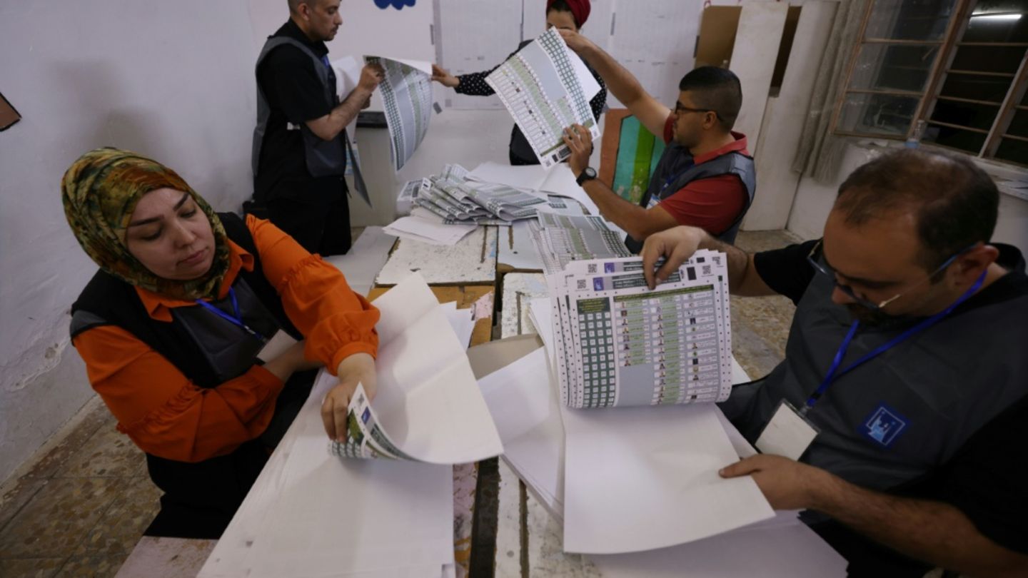 Stimmauszählung in Wahllokal in Bagdad
