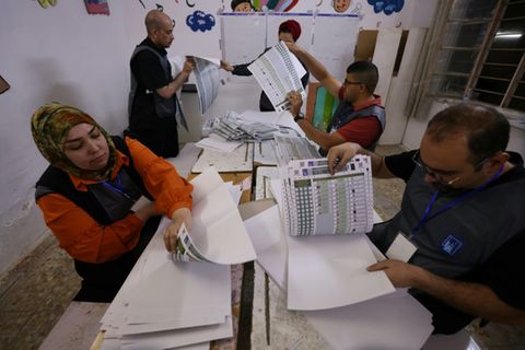 Stimmauszählung in Wahllokal in Bagdad