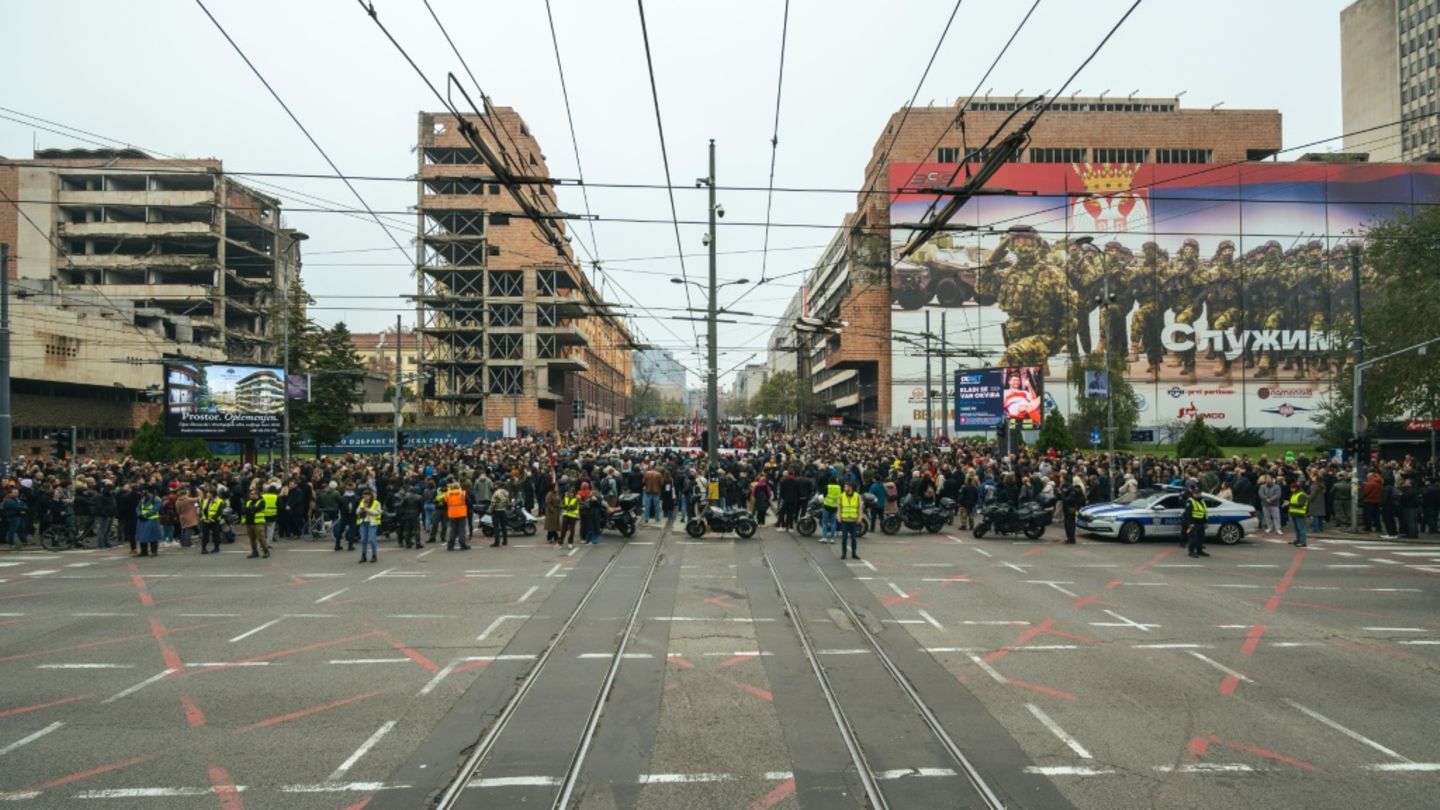 Demonstranten vor dem ausgebombten Armee-Hauptquartier