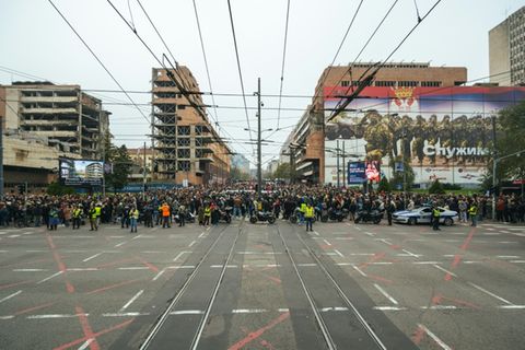 Demonstranten vor dem ausgebombten Armee-Hauptquartier