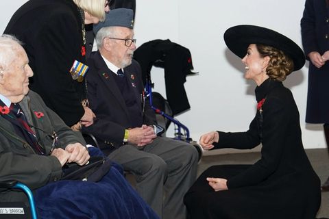 Prinzessin Kate kniet am Armistice Day vor einem Veteranen.