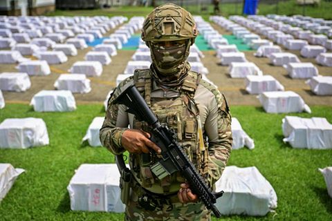 Ein panamaischer Soldat vor dem sichergestellten Kokain