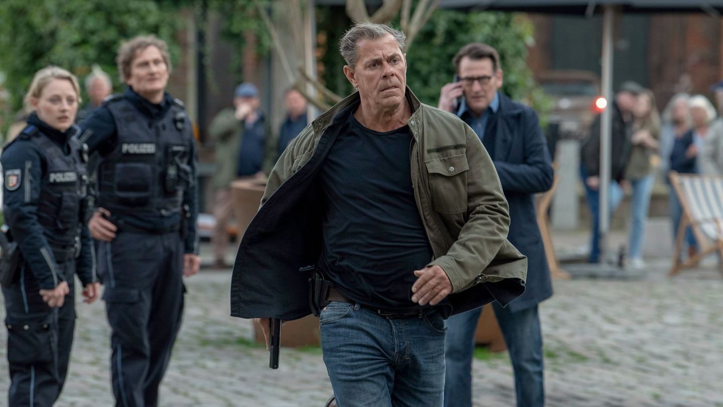 Ein bewaffneter Dieb versetzt die Lübecker Altstadt in Aufruhr (von links): Die Streifenpolizei (Caroline Hellwig, Jörn Hentschel) ist überfordert, also versuchen Finn Kiesewetter (Sven Martinek) und Lars Englen (Ingo Naujoks) die Lage in den Griff zu bekommen.