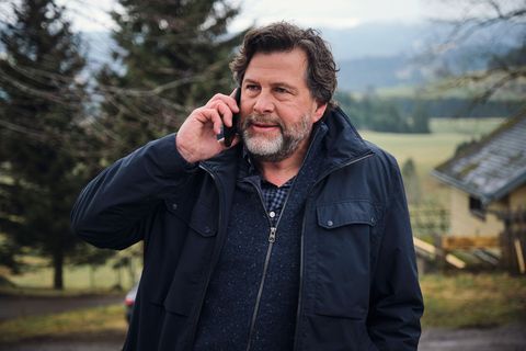 Der 15. Schwarzwald-"Tatort" macht seinem Namen alle Ehre. Ein Großteil dieses Home Invasion-Thrillers spielt auf dem abgelegenen Hof von Kommissar Friedemann Berg (Hans-Jochen Wagner). Er bekommt "Besuch" von seinem aus der Psychiatrie entwichenen Bruder – und zwei undurchsichtigen Begleitern.