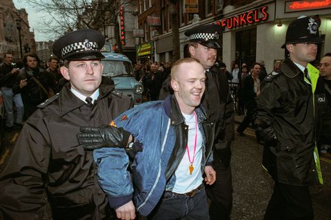 Andre Camara/Reuters/Bridgmean Images Star mit Haltung: Jimmy Somerville (zweiter von links) machte sich auch als Aktivist auf dem "Gay Rights March" in London für die Rechte von Homosexuellen stark.