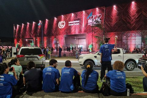 Indigene Aktivisten haben den Veranstaltungsort des Weltklimagipfels gestürmt. Foto: Larissa Schwedes/dpa