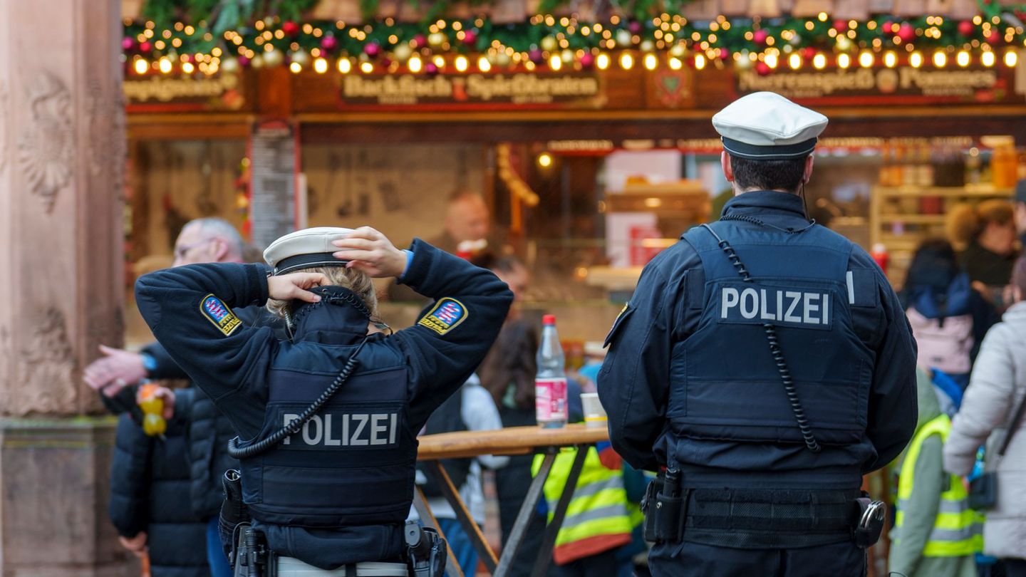 Weihnachtsmärkte in Hessen starten mit erhöhter Polizeipräsenz und verstärkten Sicherheitsmaßnahmen. (Archivbild) Foto: Andreas