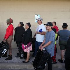 Menschen mit Taschen stehen vor der Central Texas Food Bank in den USA an, weil SNAP ausgesetzt ist